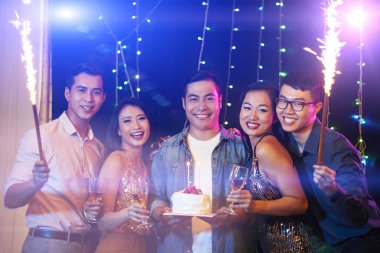 Doğum günü pastası ile Mutlu yakışıklı Vietnamlı arkadaşlar gece kulübünde arkadaşları toplandı