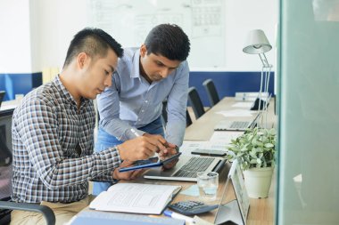 Ofiste günlük toplantıda web sitesi tasarımı üzerinde çalışan çok ırklı iş ekibi