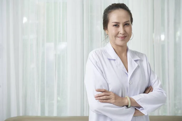 Sorridente Medico Vietnamita Professionista Piedi Con Braccia Incrociate — Foto Stock