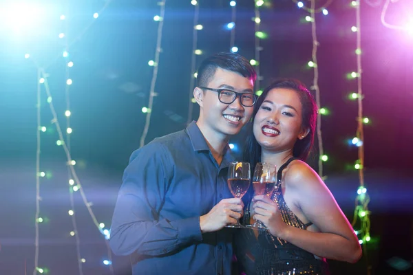 Portrét Šťastného Mladého Asijského Páru Klubím Pitím Vína — Stock fotografie
