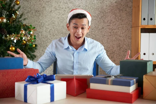 Eccitato Giovane Uomo Affari Asiatico Guardando Molte Scatole Regalo Sul — Foto Stock