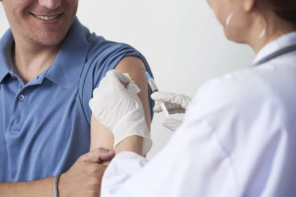 Doktor Vaccinerar Leende Man Patient Kliniken — Stockfoto