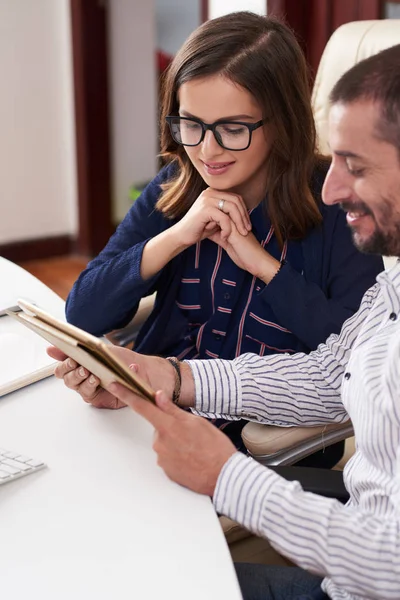 Lächelnder Geschäftsmann Zeigt Unternehmerin Digitales Tablet Mit Dokument Mit Optimistischer — Stockfoto