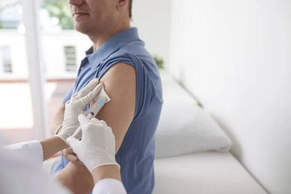 Arzt Spritzt Impfstoff Arm Eines Männlichen Patienten Krankenhaus — Stockfoto