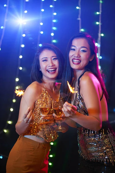 Kıvılcım Şarap Bardakları Clubbing Ile Mutlu Güzel Genç Kadın — Stok fotoğraf