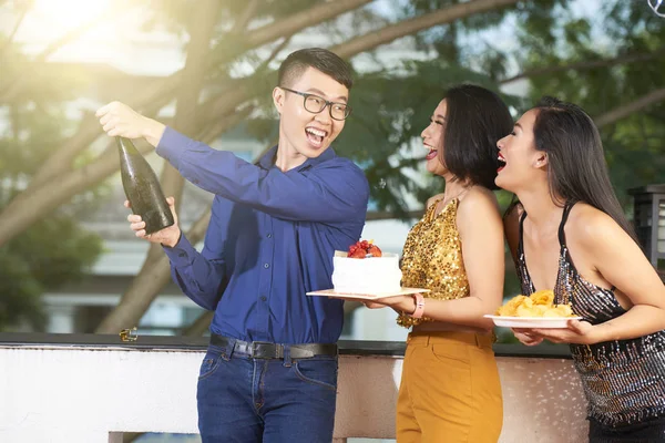 Felice Giovani Vietnamiti Aprendo Bottiglia Champagne Alla Festa — Foto Stock