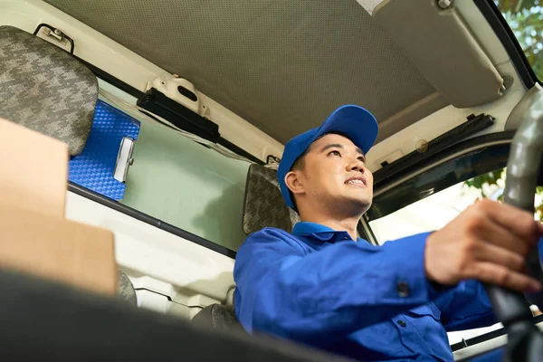 Feliz Mensajero Disfrutando Trabajar Servicio Entrega Rápida — Foto de Stock