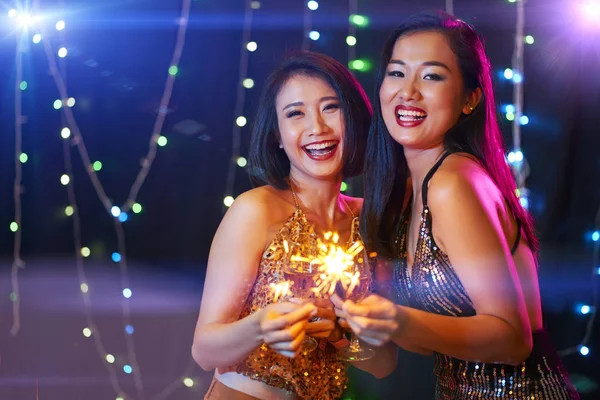 Retrato Mujeres Asiáticas Atractivas Jóvenes Con Luces Bengala Fiesta — Foto de Stock