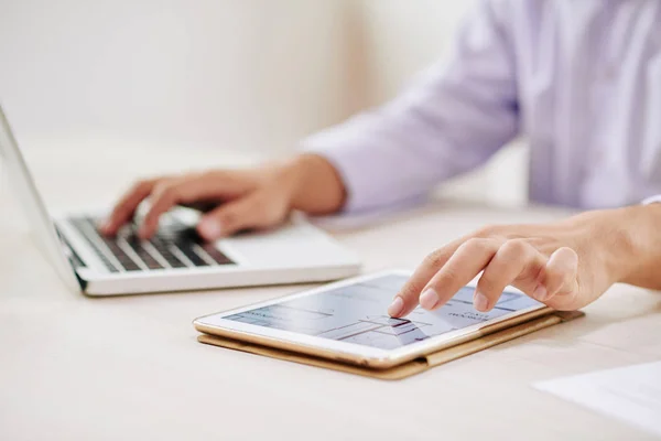 Hand Des Zeitgenössischen Büroleiters Scrollt Touchpad Während Digitales Schema Analysiert — Stockfoto