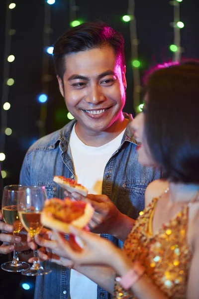 Hombre Vietnamita Guapo Comiendo Bocadillos Coqueteando Con Una Mujer Bonita — Foto de Stock