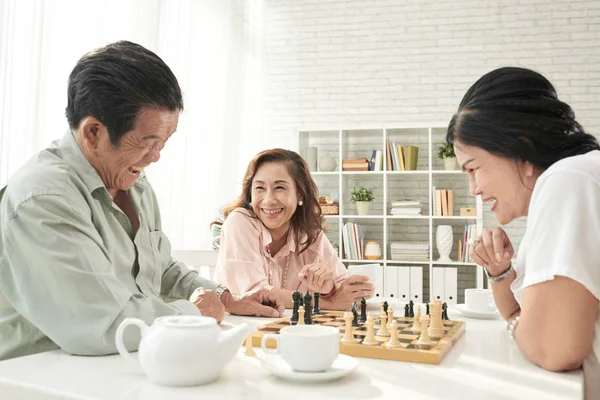 笑老越南男人和女人享受国际象棋游戏 — 图库照片