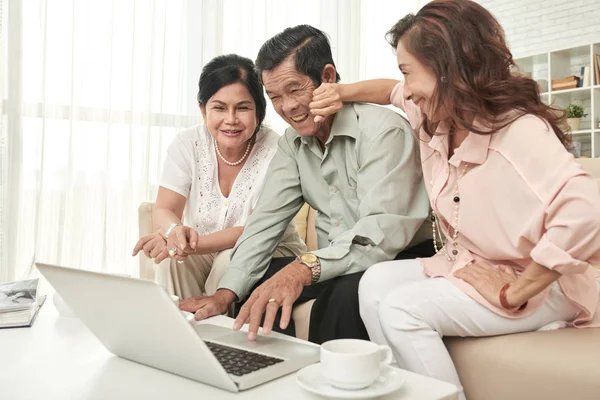 Lachende Oude Vrienden Kijken Naar Grappige Video Laptop Thuis — Stockfoto