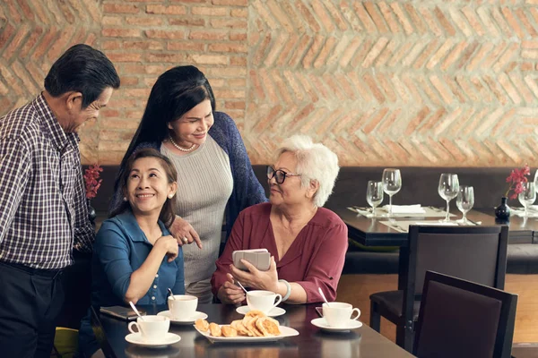 一群开朗的老年朋友聚在一起喝茶 在咖啡馆聊天 — 图库照片