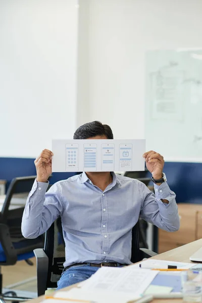 Diseñador Profesional Mostrando Plantilla Hecha Para Aplicación Móvil — Foto de Stock