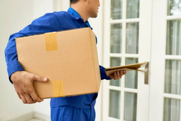 Mensajero Entregando Caja Grande Casa Del Cliente — Foto de Stock