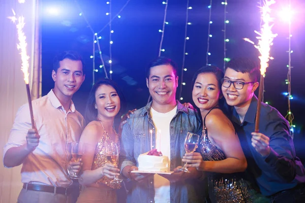 Glückliche Gutaussehende Vietnamesische Freunde Mit Geburtstagstorte Versammelten Seine Freunde Nachtclub — Stockfoto