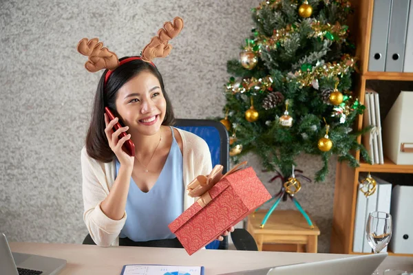 Feliz Jovem Asiático Mulher Renas Hairband Segurando Natal Presente Falando — Fotografia de Stock