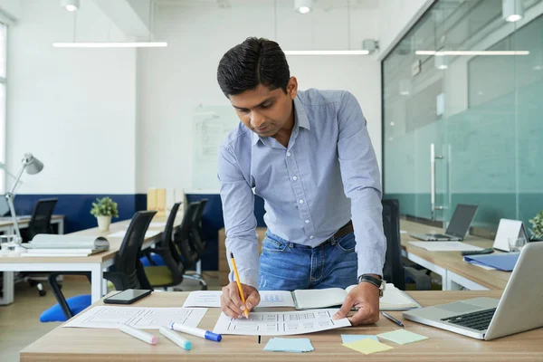 Empresario Indio Positivo Tomando Notas Documentos Sobre Mesa — Foto de Stock