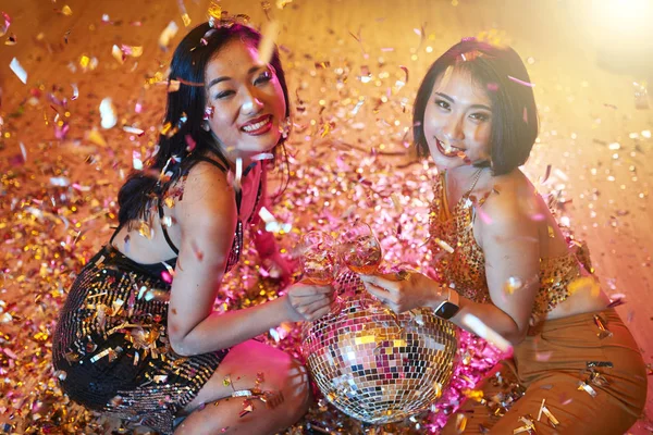 Güzel Gülümseyen Vietnamlı Kadınlar Disko Topu Ile Katta Oturan Şarap — Stok fotoğraf