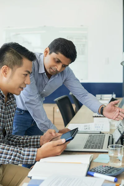 Diseñador Vietnamita Mostrando Ideas Compañero Trabajo Indio Reunión — Foto de Stock