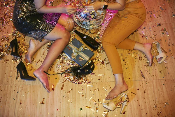 Imagem Recortada Mulheres Livrando Saltos Depois Dançar Noite Toda Festa — Fotografia de Stock