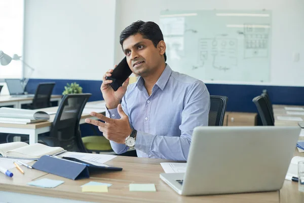 Portret Van Positieve Indiase Zakenman Bellen Telefoon Kantoor Tafel — Stockfoto