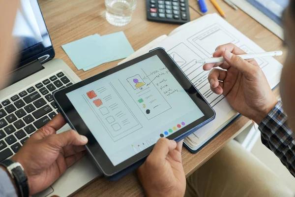 Diseñadores Interfaz Usuario Para Colorear Plantilla Página Computadora Tableta — Foto de Stock