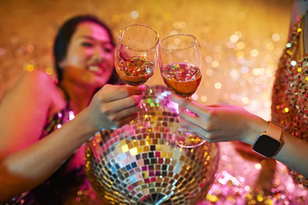 Veselé Ženy Cinlejí Skleničky Šampaňského Noční Párty — Stock fotografie