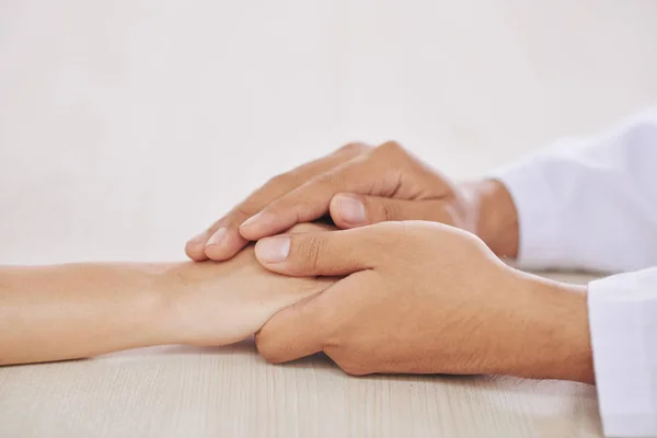 Beyaz Önlüklü Genç Klinisyenin Elleri Hastanede Ona Destek Verirken Hastasını — Stok fotoğraf