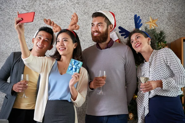 Groupe Jeunes Gens Affaires Heureux Prenant Selfie Fête Noël Bureau — Photo