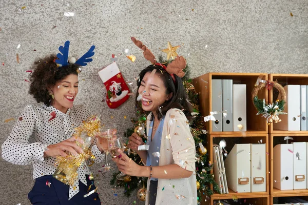 Rindo Jovens Empresárias Bebendo Champanhe Celebrando Natal Escritório — Fotografia de Stock