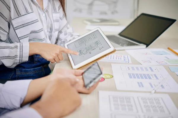 Ontwikkelaar Die Wijst Digitale Schema Touchscreen Tijdens Het Bespreken Met — Stockfoto