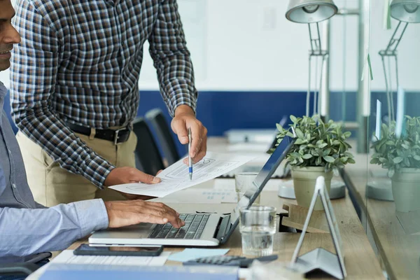 Bijgesneden Afbeelding Van Project Manager Die Taak Uitlegt Naar Ontwerper — Stockfoto