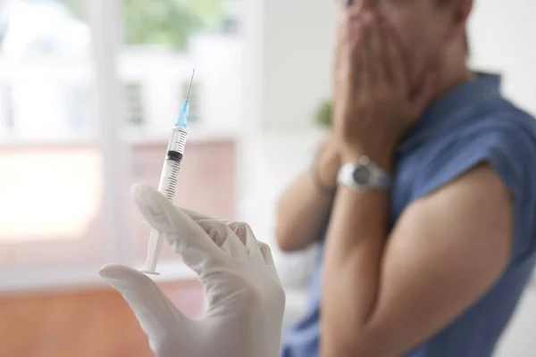 Handskar Hand Läkare Som Håller Sprutan Med Vaccin Eller Medicinering — Stockfoto