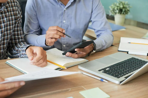 Geschäftsleute Diskutieren Bei Treffen Büro Über Unternehmensentwicklung — Stockfoto