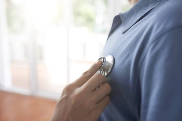 Imagen Primer Plano Del Médico Escuchando Los Latidos Del Corazón —  Fotos de Stock