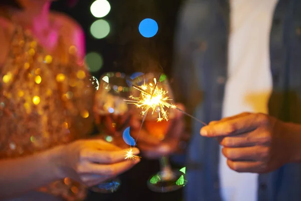 Las Chispas Que Arden Las Manos Pareja Que Celebra Nuevo — Foto de Stock