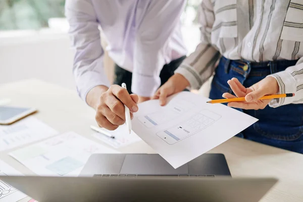 Zwei Manager Diskutieren Tisch Mit Papieren Und Laptop — Stockfoto