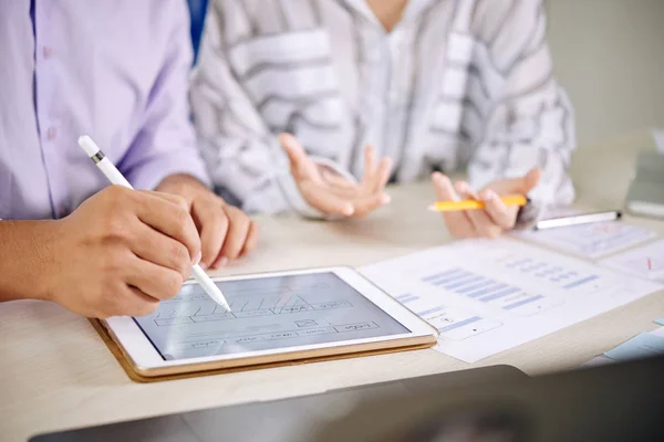 Gente Negocios Escritorio Con Tableta Digital —  Fotos de Stock