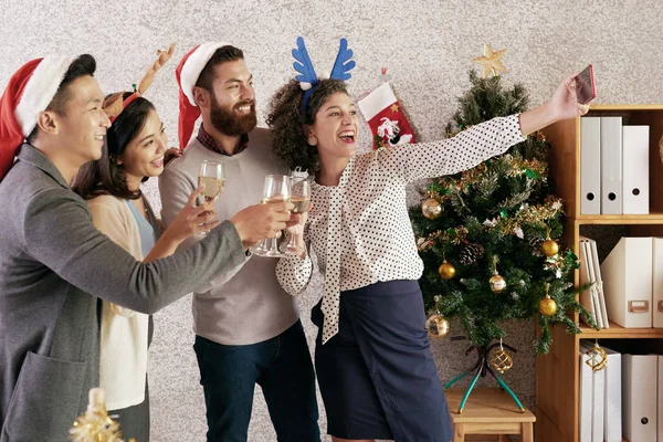 Happy Pretty Bizneswoman Biorąc Selfie Swoimi Współpracownikami Biurze Christmas Party — Zdjęcie stockowe