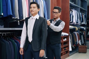 Model montajı sırasında olgun müşteri ölçümleri alma Terzi