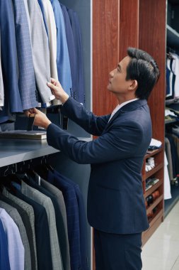 Olgun Vietnamlı işadamı butik takım elbise seçimi