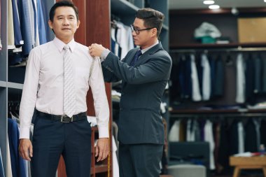 Atölye asistanı boyutunu belirlemek için olgun adam ölçme