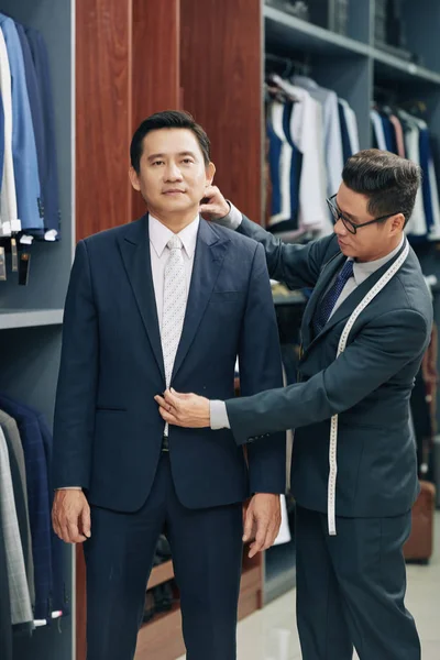 Menswear Üzlet Asszisztens Segíti Középkorú Vietnami Férfi Választani Tökéletes Öltönyt — Stock Fotó