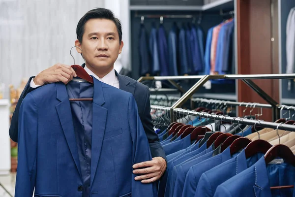 Homem Vietnamita Meia Idade Experimentando Terno Moda Masculina Boutique — Fotografia de Stock