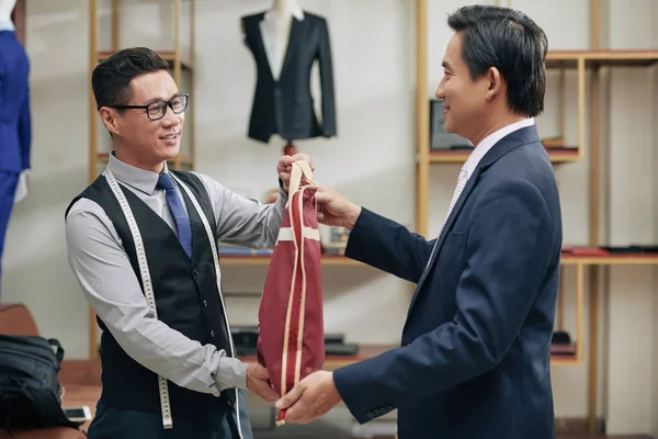 Pozitif terzi müşteri onun takım çantası nda paketlenmiş veren