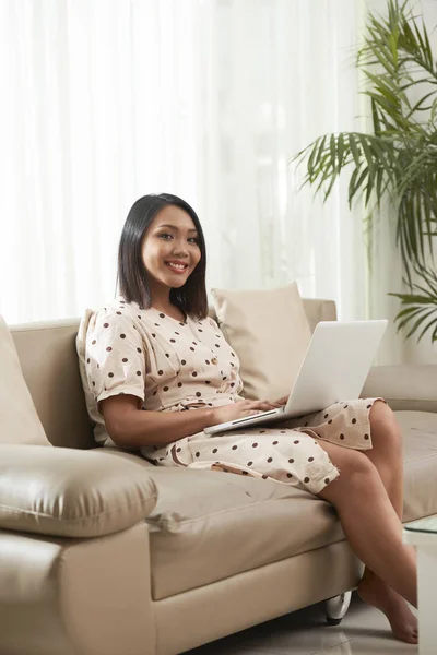 Potret Wanita Asia Menggunakan Laptop Tempat Kerjanya Sambil Duduk Sofa — Stok Foto