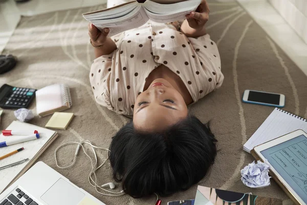 Estudante Universitário Deitado Chão Concentrando Leitura Livro Casa Ela Preparando — Fotografia de Stock