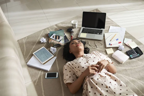 Young Asian Woman Lying Floor Laptop Textbooks Notebooks Resting Studying — Stock Photo, Image