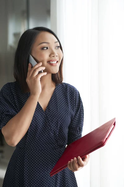 Asiatische Junge Managerin Steht Eleganten Kleid Mit Roter Mappe Und — Stockfoto